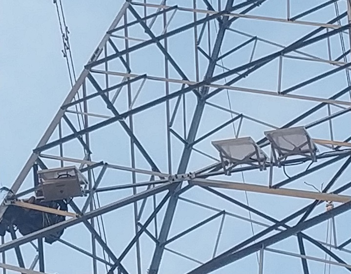 输电线路铁塔倾斜装置