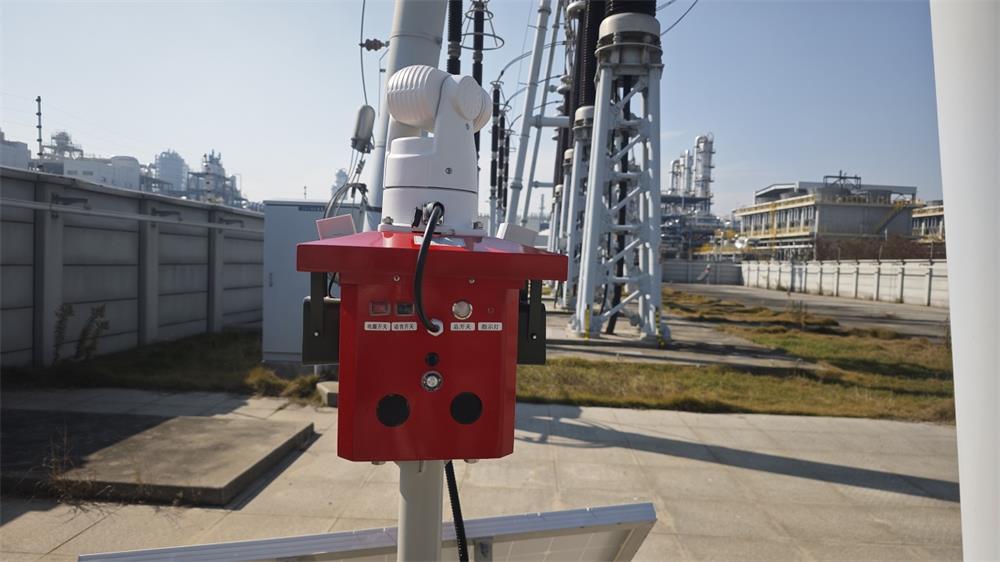 重庆变电站“防鸟卫士”：特力康一体化驱鸟器守护山城电网