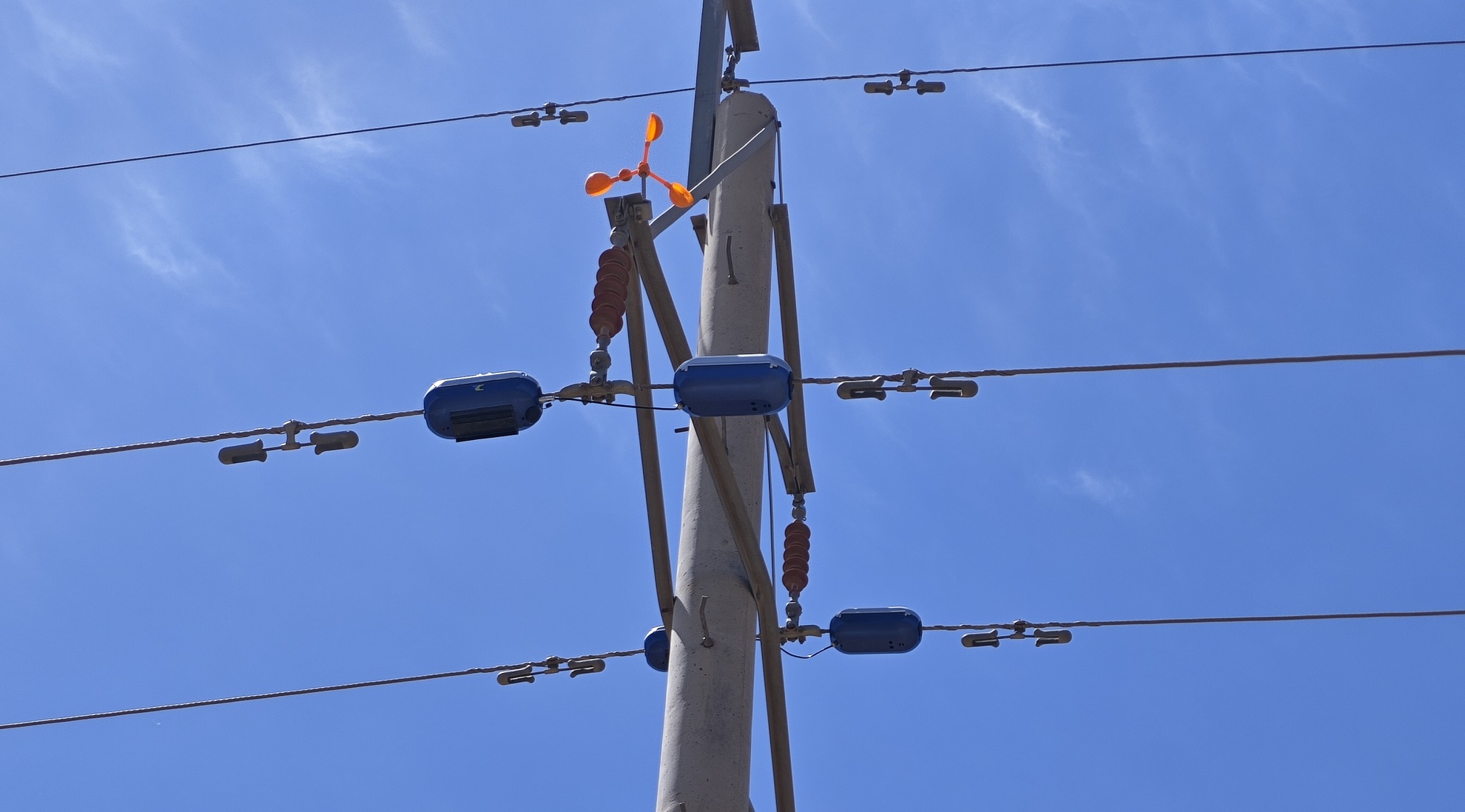 甘肃电力部门采用输电线路分布式故障诊断在线监测装置：捕捉故障行波，精准定位问题