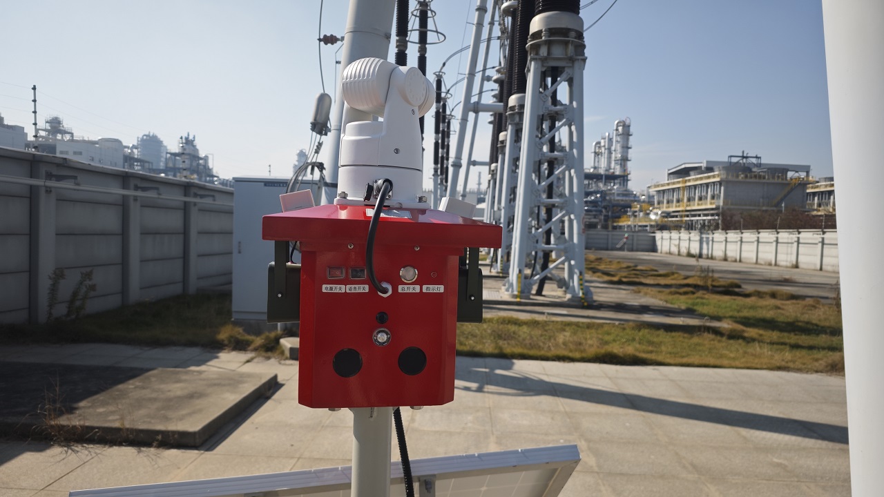 广东供电公司采用特力康科技远程遥控式激光驱鸟设备