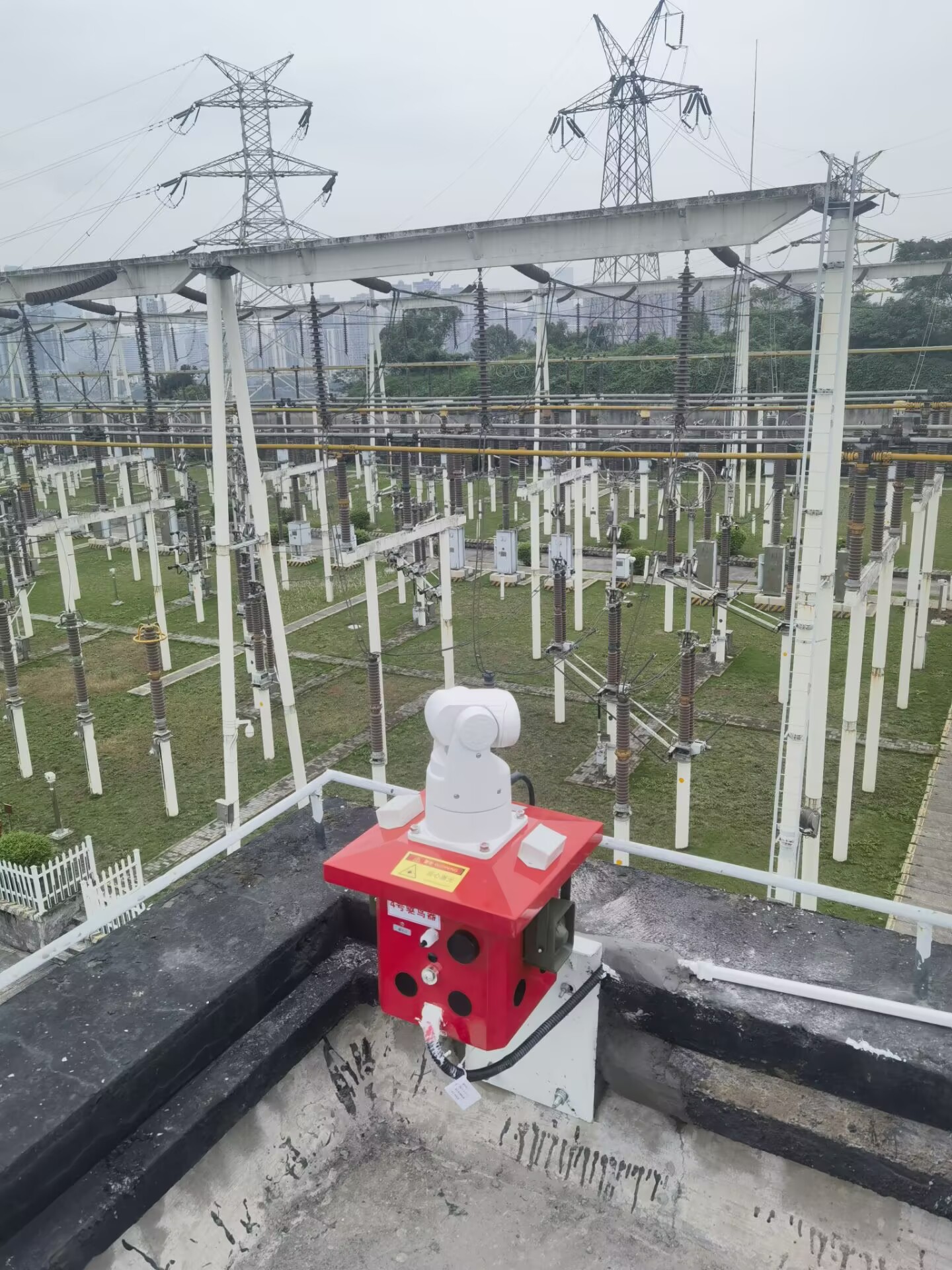 自动化智能激光电力驱鸟器：激光、超声波、语音与闪光技术的完美结合